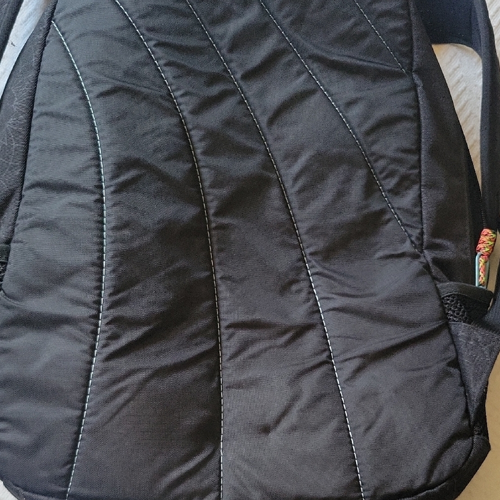 Dakine Charcoal Backpack with floral pattern and Turquoise zippers - Picture 3 of 10